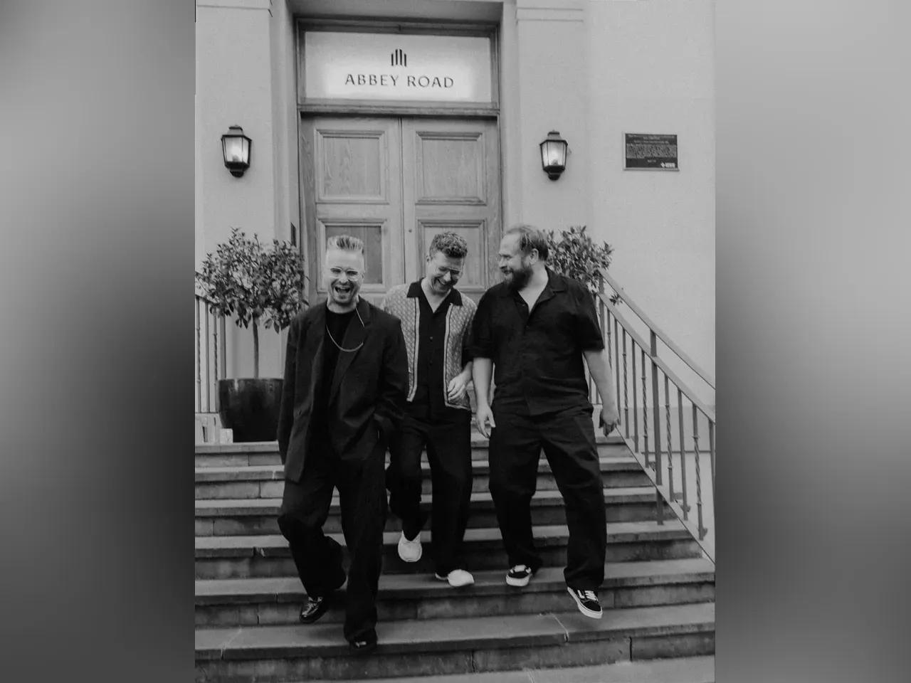 Duo Stiehler/Lucaciu: drei Männer laufen fröhlich lachend die Stufen der Abbey Road Studios hinunter