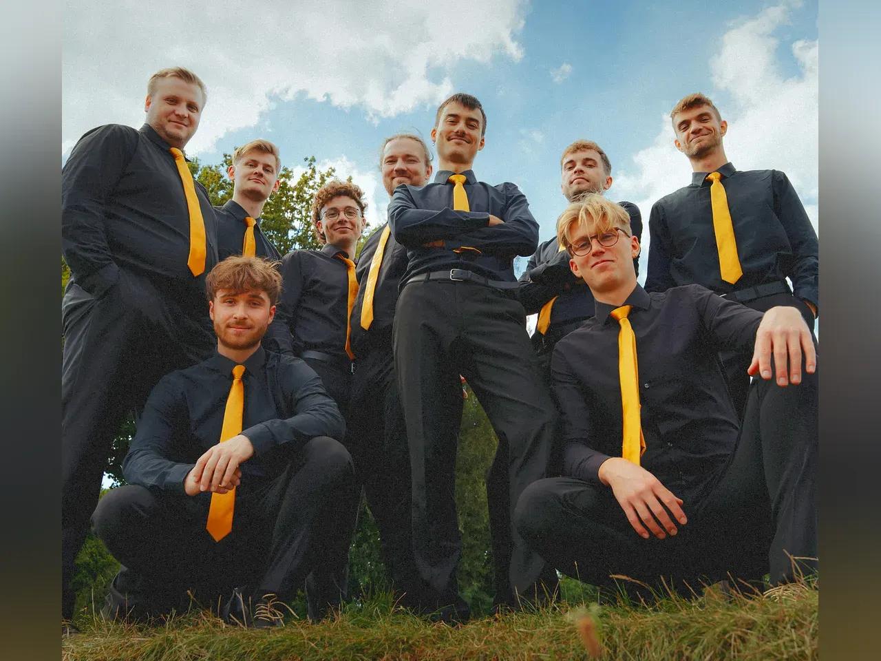 Die Sänger des Millenium Ensemble in Auftrittskleidung