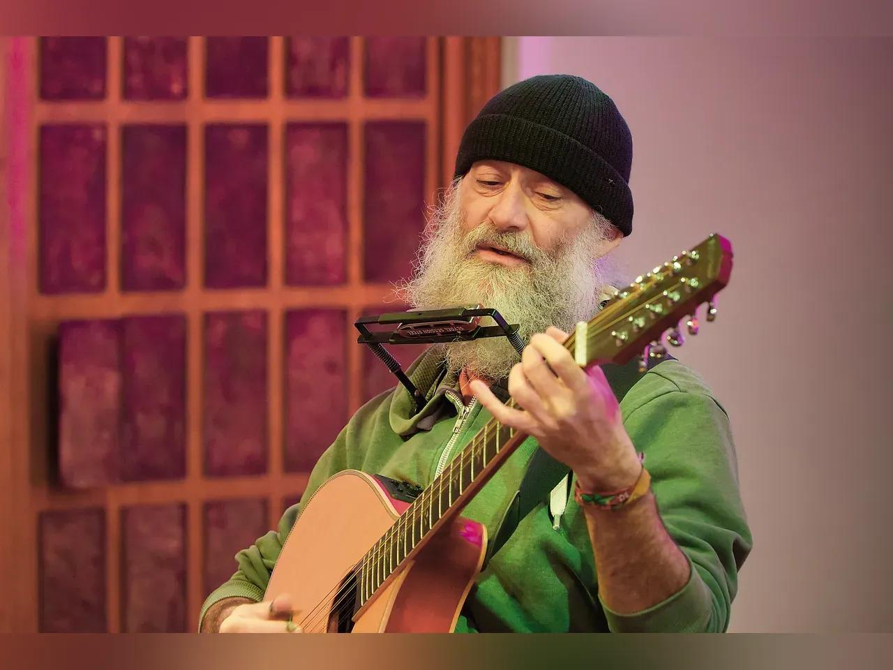 Doc Fritz mit Gitarre und Mundharmonika