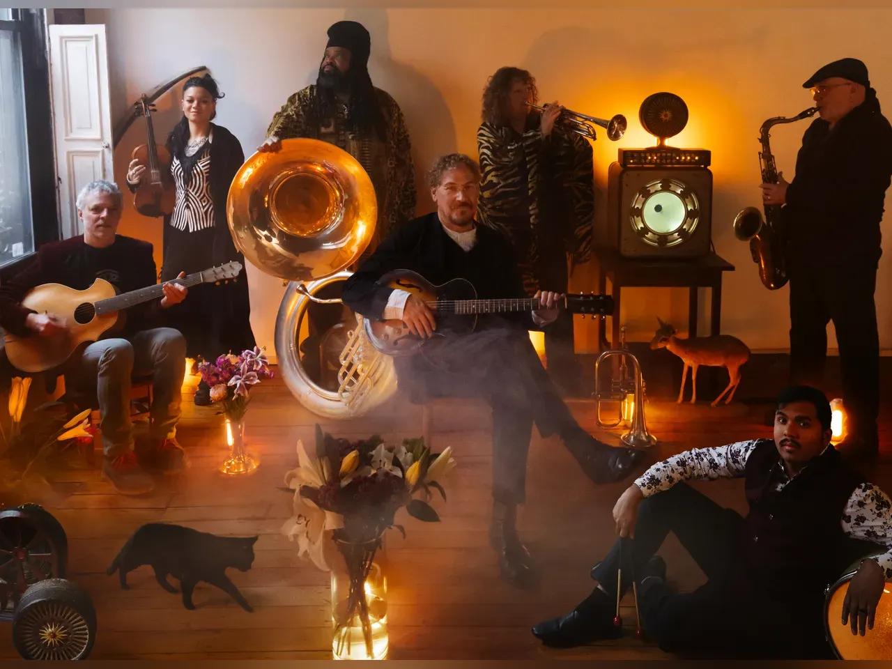 Musiker:innen der Band Hazmat Modine mit ihren Instrumenten