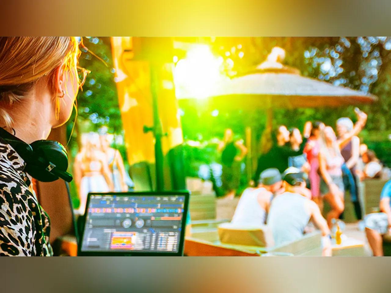 Blick auf das Gelände aus Sicht des DJ-Pults