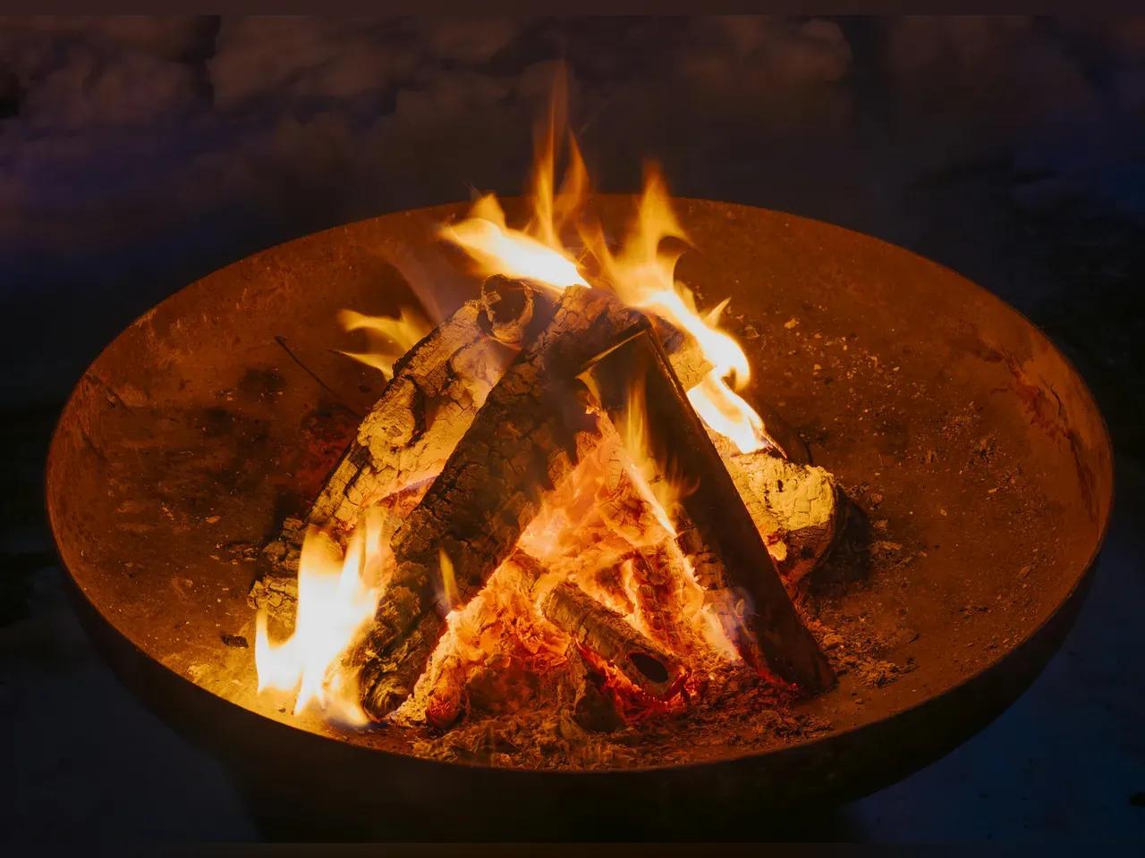 Lagerfeuer in einer Feuerschale