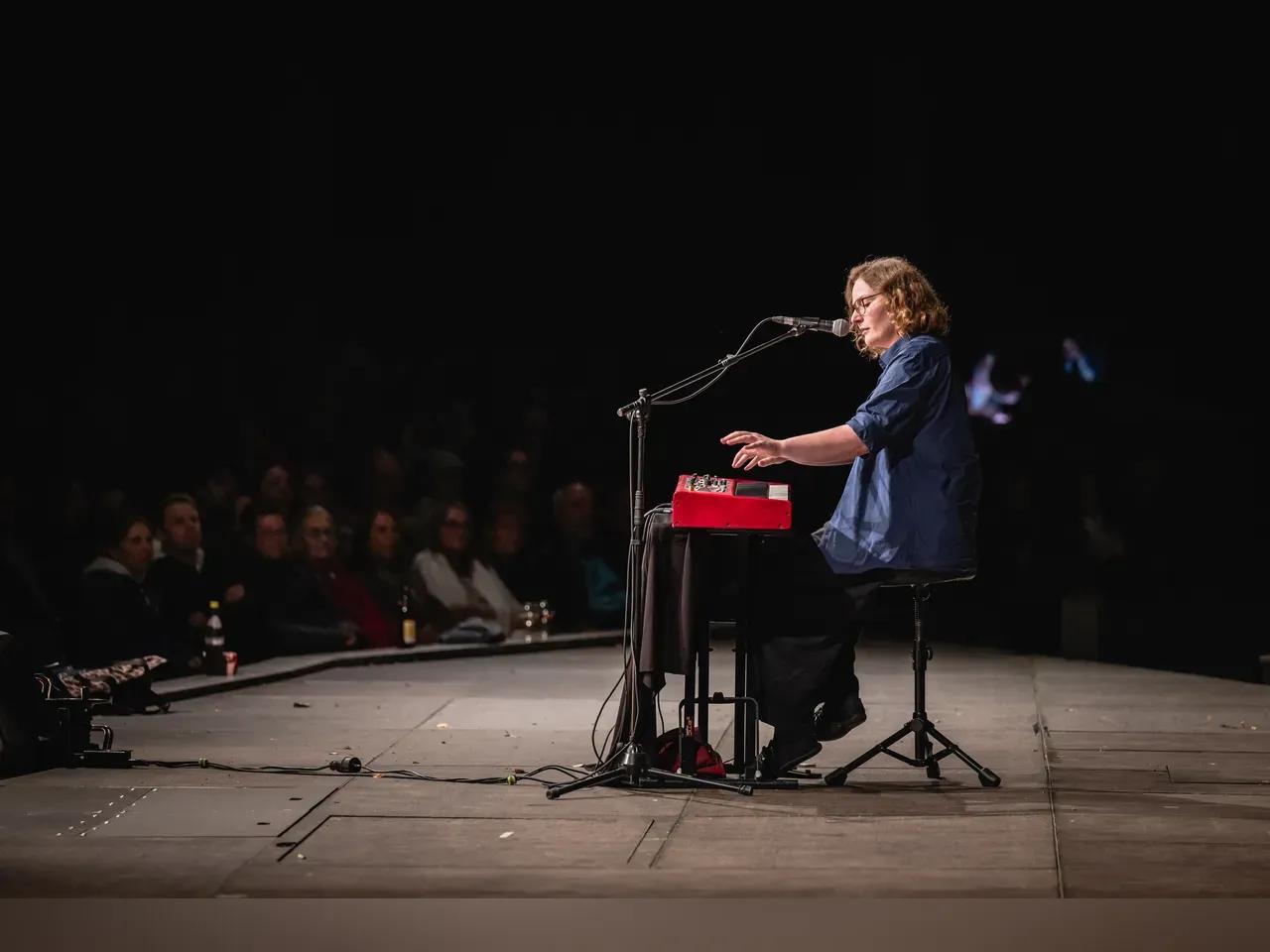 Musikerin Friederike an einem Keyboard auf einer Bühne
