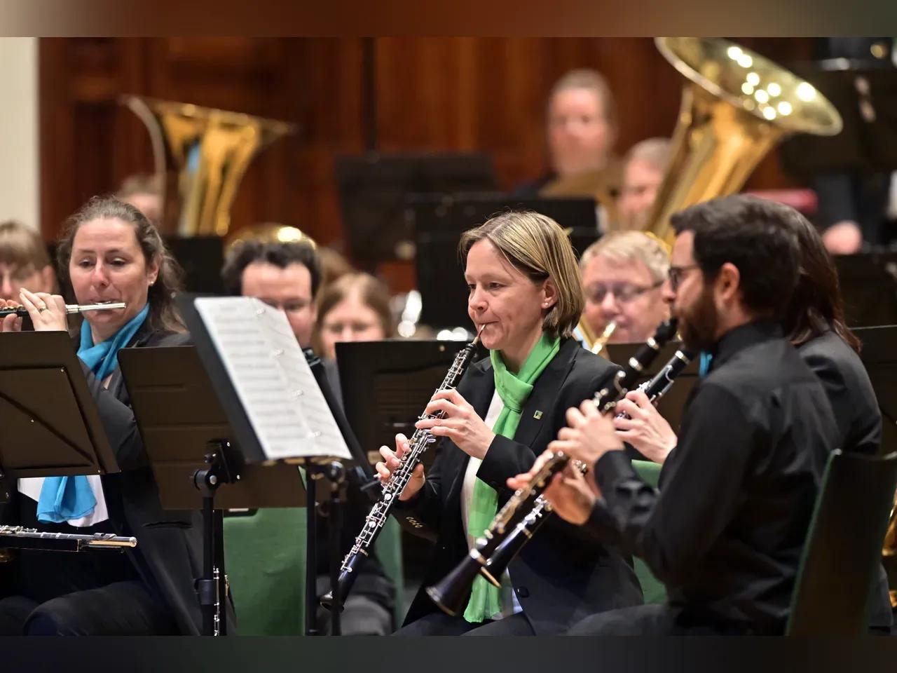 Musiker:innen mit Blasinstrumenten
