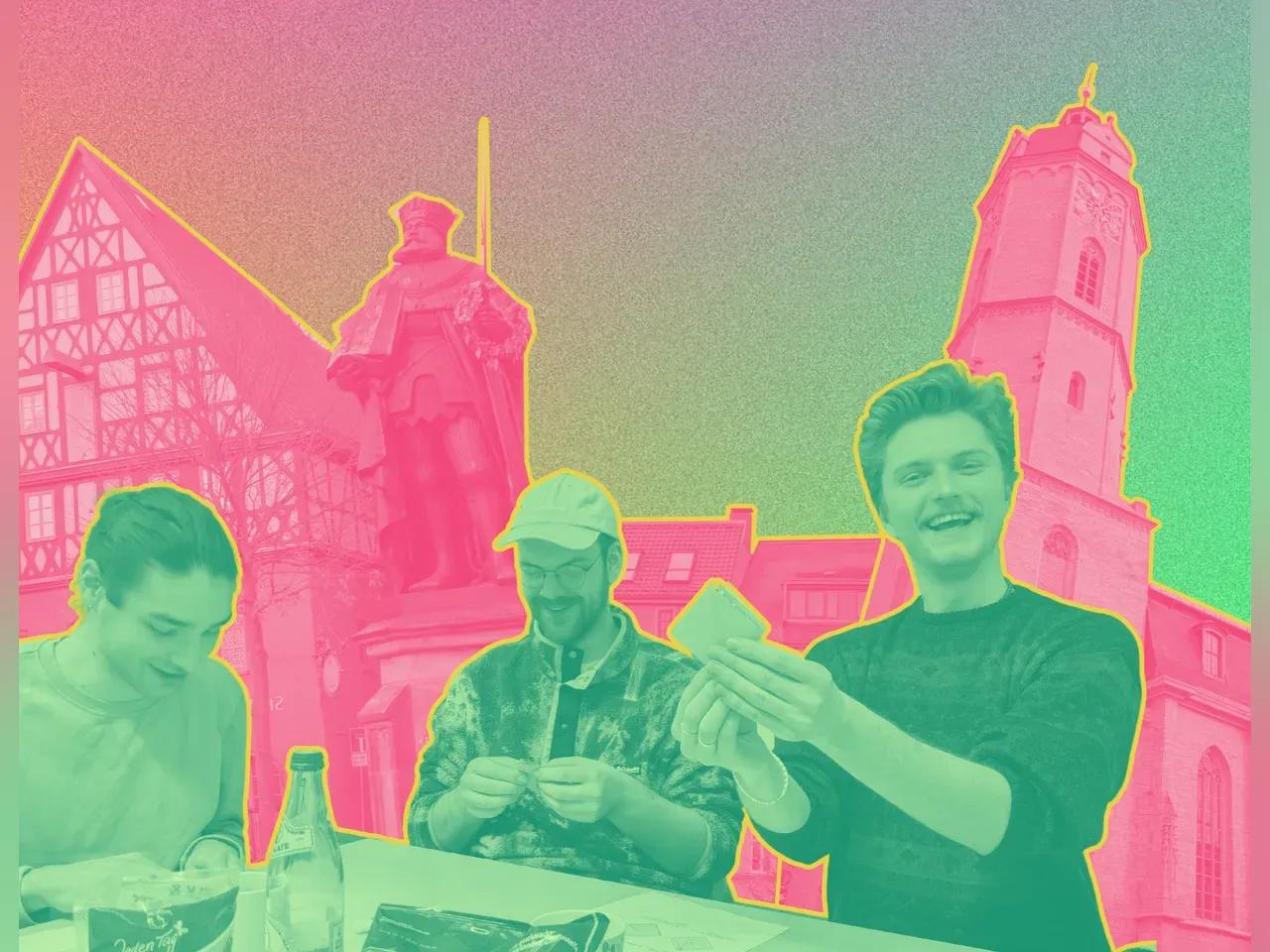 Grün eingefärbte Workshop-Teilnehmende vor rosa eingefärbten Jenaer Gebäuden