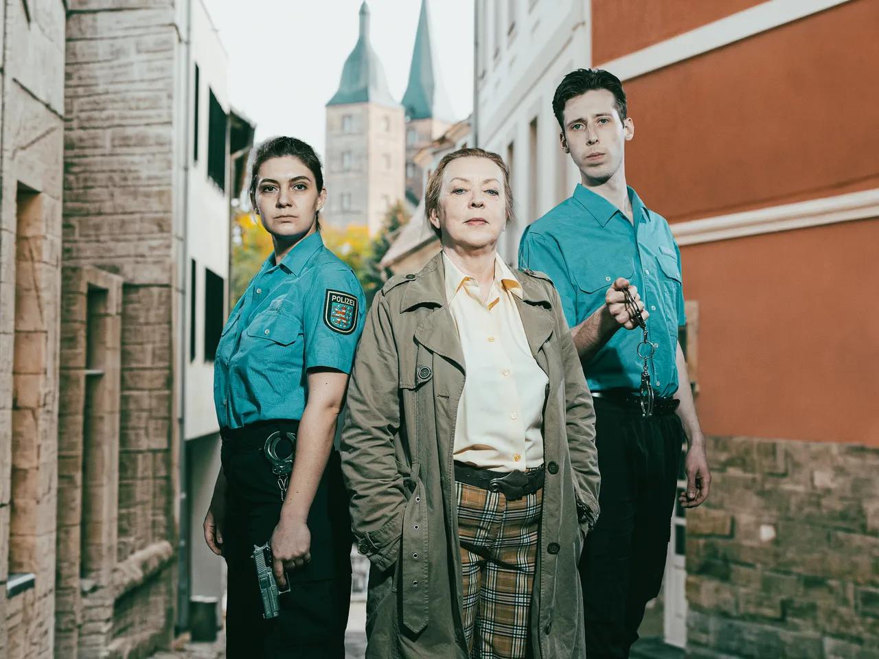 Blutrote Spitzen_v. l. n. r. Schauspielerin Antonia Marie Waßmund, Schauspielerin Charlotte Ronas und Schauspieler Rufus Gülland (Foto Ronny Ristok)