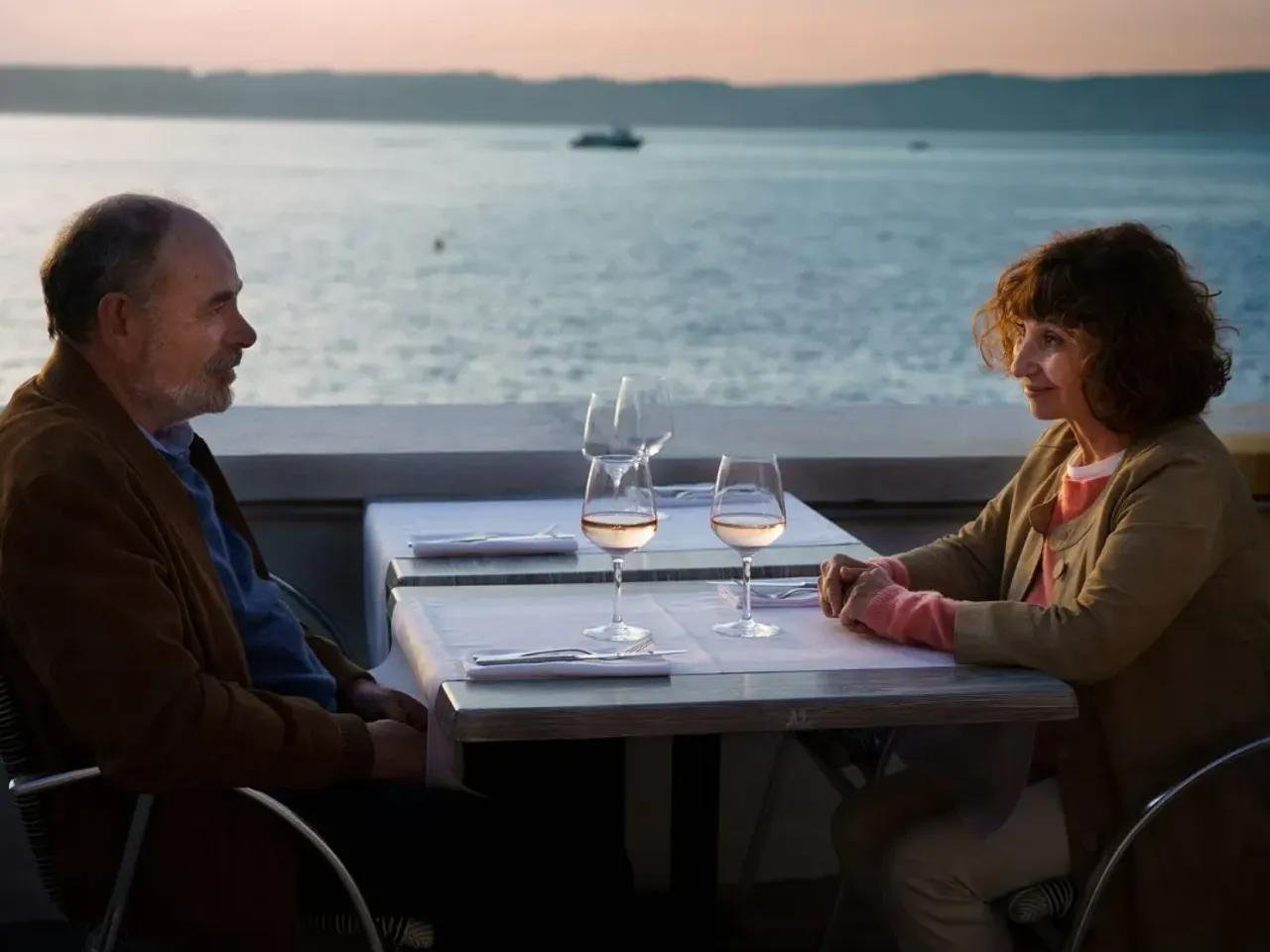 Der Filmclub-Comma zeigt den franz.-ital. Spielfilm von Robert Guédiguian (Fra./Ital. 2023/24, 106 Min.).

Im Zentrum des alten Marseille ist Rosa (Ariane Ascaride) das Herz und die Seele ihrer Nachbarschaft. Sie ist Krankenschwester, Lokalpolitikerin und die Matriarchin einer großen und eng verbundenen Familie. Rosa findet für alles immer eine Lösung und alle halten sie für unerschütterlich. Doch Rosas durchgetaktetes Leben kommt aus dem Gleichgewicht, als sie Henri (Jean-Pierre Darroussin) kennenlernt und sich verliebt. Kann sie, die ihre eigenen Bedürfnisse immer hinter denen der Familie und dem Gemeinwohl angestellt hat, auch etwas für sich selbst einfordern?

Robert Guédiguian erzählt eine zutiefst menschliche, zugleich politische Geschichte, die erneut auch die Liebe zu seiner Heimatstadt Marseille sichtbar macht. Gefühlvoll und mit viel Gespür für Zwischentöne und menschliche Wärme werden persönliche Schicksale mit sozialen Fragen verbunden ohne einen belehrenden Finger zu erheben.
