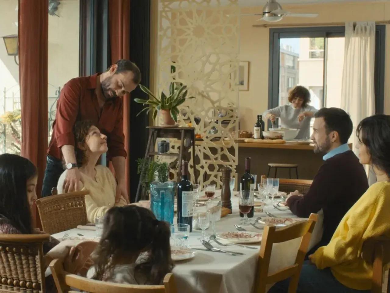 Der Filmclub-Comma zeigt den franz.-ital. Spielfilm von Robert Guédiguian (Fra./Ital. 2023/24, 106 Min.).

Im Zentrum des alten Marseille ist Rosa (Ariane Ascaride) das Herz und die Seele ihrer Nachbarschaft. Sie ist Krankenschwester, Lokalpolitikerin und die Matriarchin einer großen und eng verbundenen Familie. Rosa findet für alles immer eine Lösung und alle halten sie für unerschütterlich. Doch Rosas durchgetaktetes Leben kommt aus dem Gleichgewicht, als sie Henri (Jean-Pierre Darroussin) kennenlernt und sich verliebt. Kann sie, die ihre eigenen Bedürfnisse immer hinter denen der Familie und dem Gemeinwohl angestellt hat, auch etwas für sich selbst einfordern?

Robert Guédiguian erzählt eine zutiefst menschliche, zugleich politische Geschichte, die erneut auch die Liebe zu seiner Heimatstadt Marseille sichtbar macht. Gefühlvoll und mit viel Gespür für Zwischentöne und menschliche Wärme werden persönliche Schicksale mit sozialen Fragen verbunden ohne einen belehrenden Finger zu erheben.