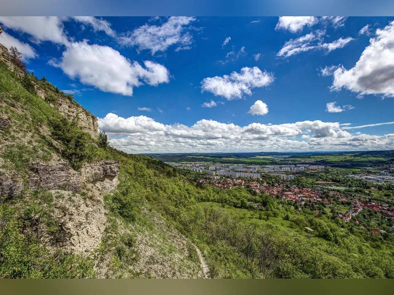 Wanderweg an einem Hang mit Blick auf Jena
