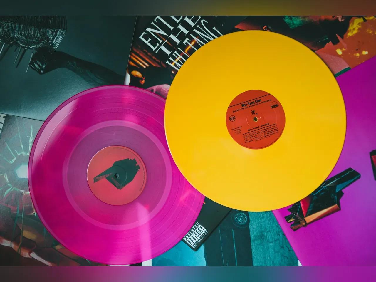 Bunte Schallplatten liegen auf verschiedenen Plattencovern