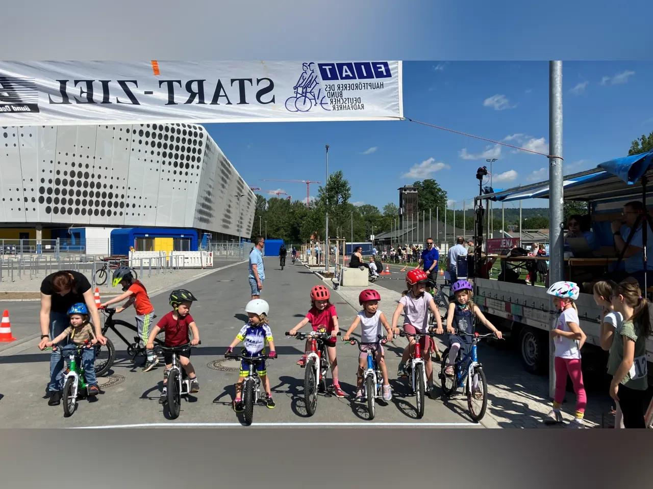 Kinder auf Fahrräden stehen an der Startlinie am Ernst-Abbe-Sportfeld
