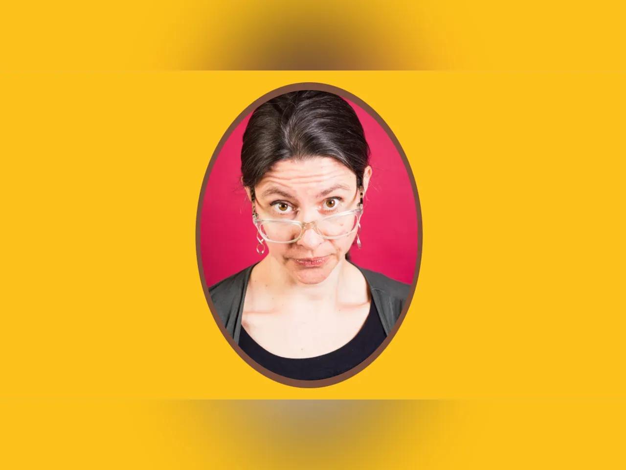 Eine Frau blickt skeptisch über den Rand ihrer Brille nach vorn. Der Hintergrund ist gelb.