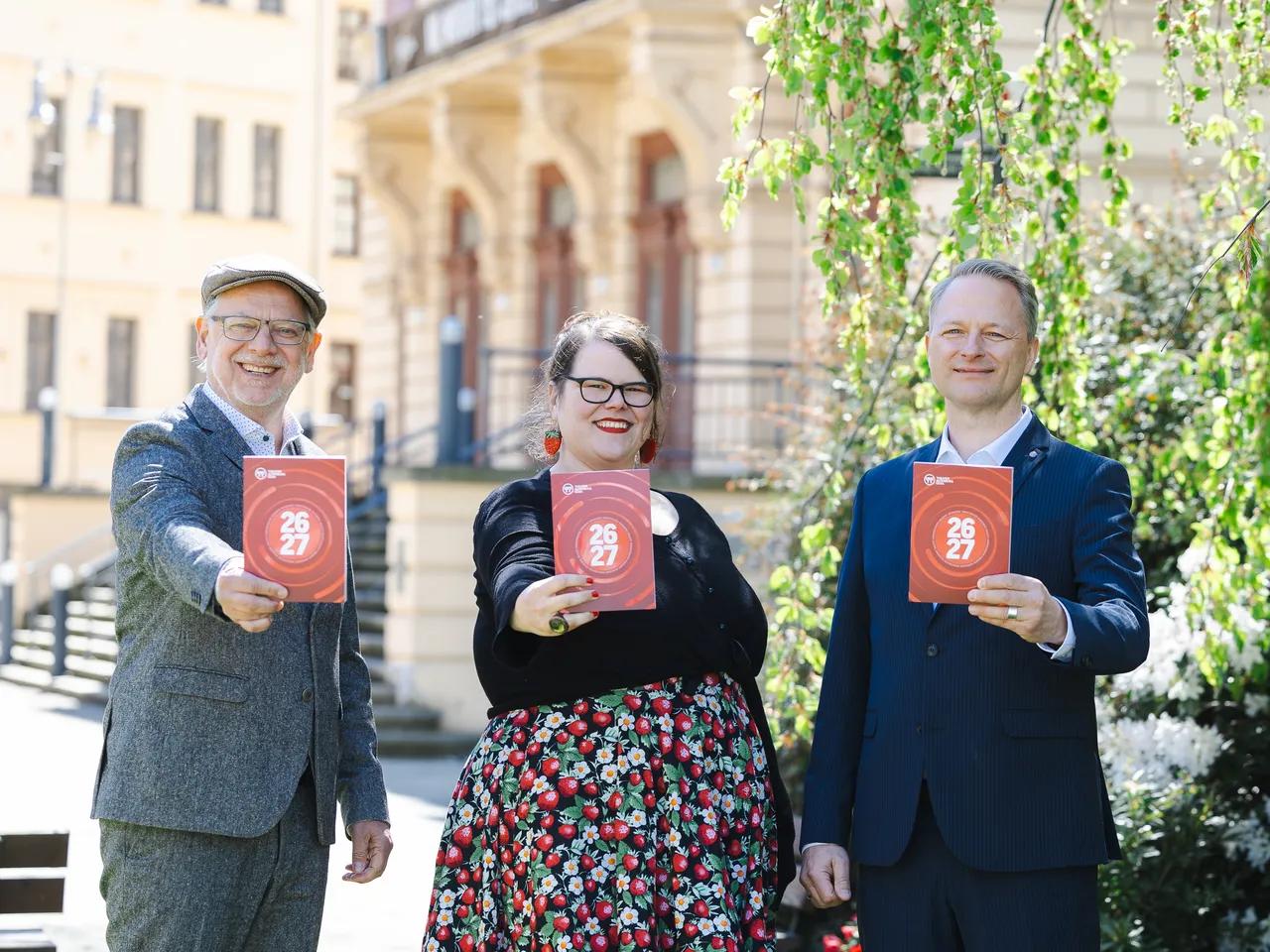 v. l. n. r. Generalintendant Kay Kuntze, Chefdramaturgin Dr. Sophie Oldenstein, Kaufmänn. Geschäftsführer Mike Wittich (Foto Ronny Ristok)