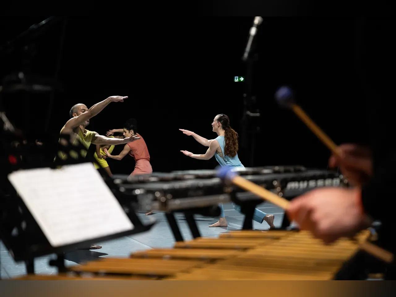 -in-c_sasha-waltz_terry-riley_sasha-waltz--guests_bang-on-a-can_all-stars2_sebastian-bolesch.web