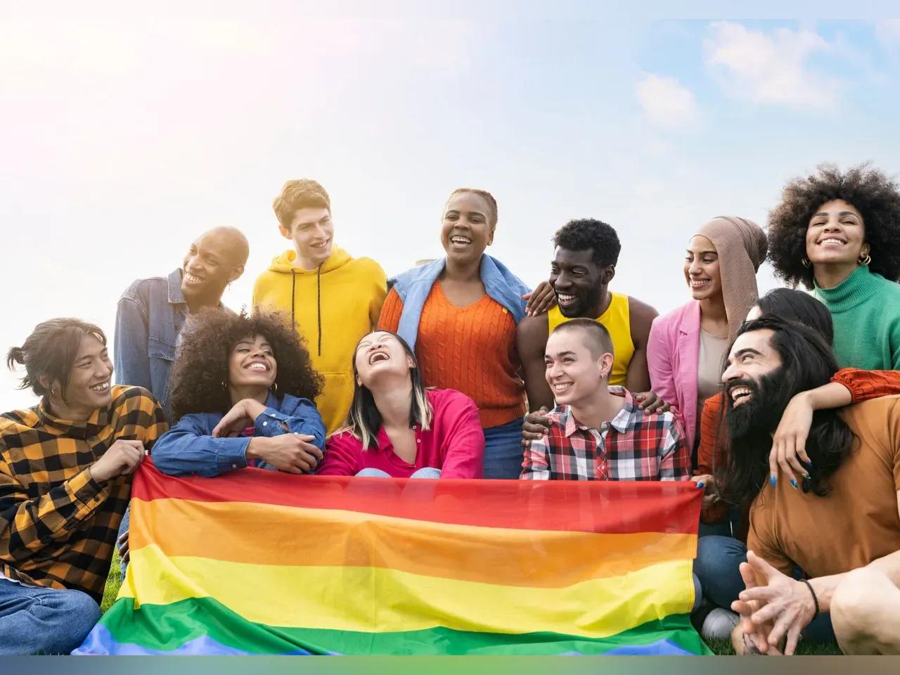 Menschen halten eine Regenbogenfahne