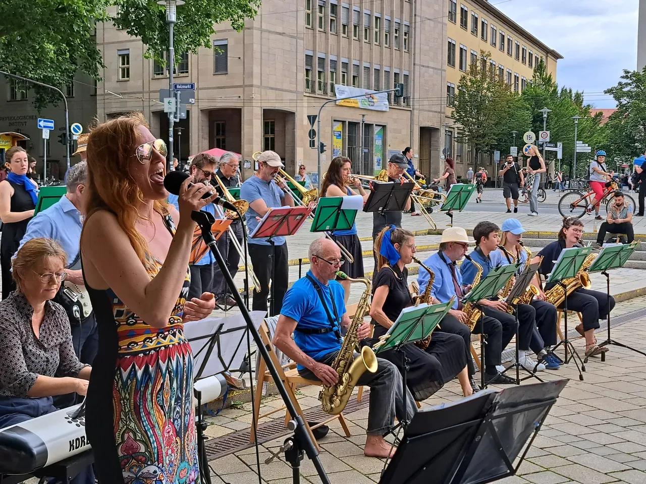 20240618_auftritt-r-bebees-holzmarkt-schuljahresabscxhlusskonzert_foto-l-benz-jpg