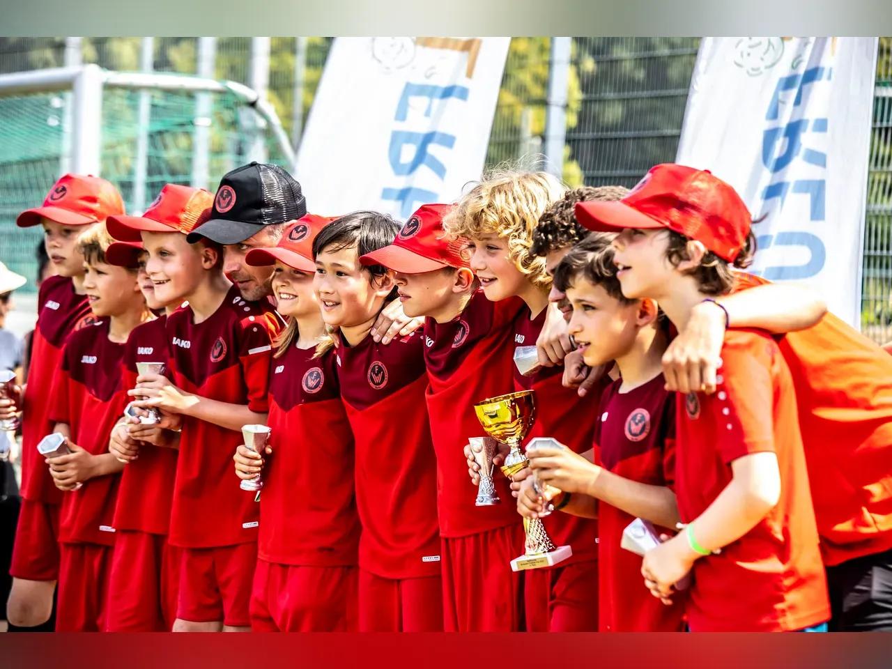 Eine Jugendmannschaft, Gruppenfoto mit roten Trikots