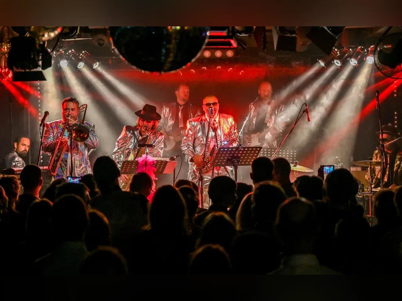 Die Band Who's Black bei einem Auftritt auf der Bühne