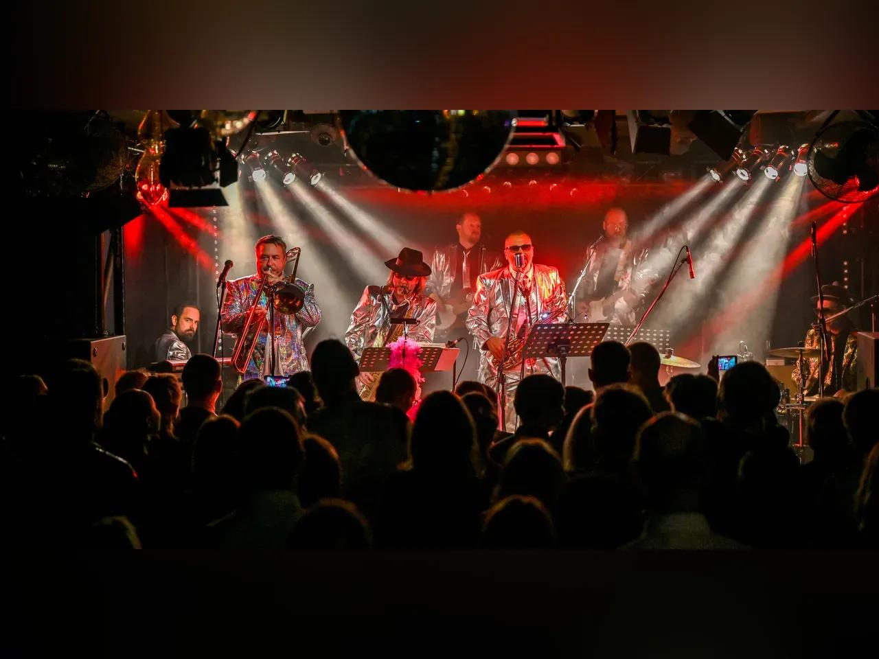 Die Band Who's Black bei einem Auftritt auf der Bühne