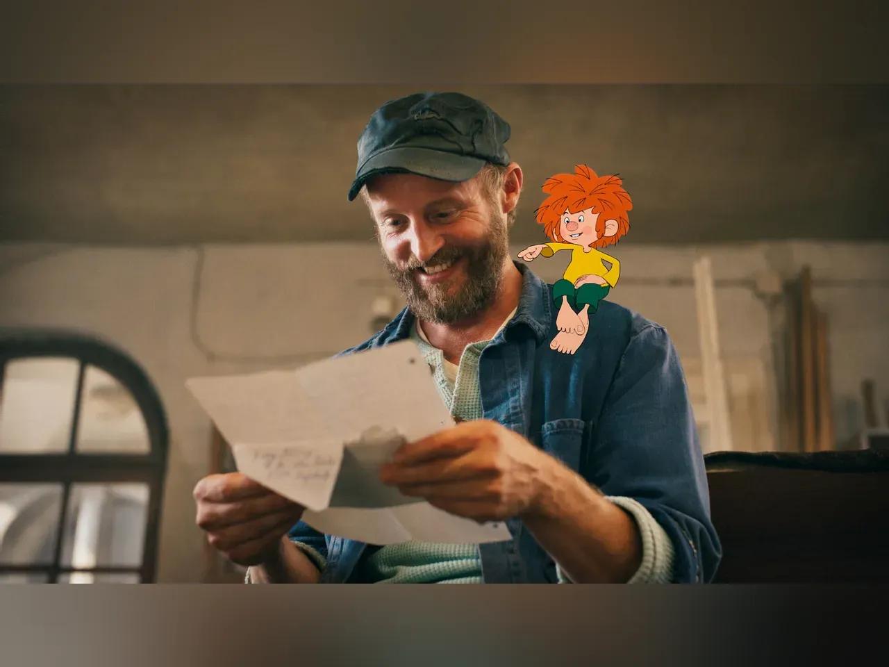 Pumuckl sitzt auf den Schultern vom Meister Eder