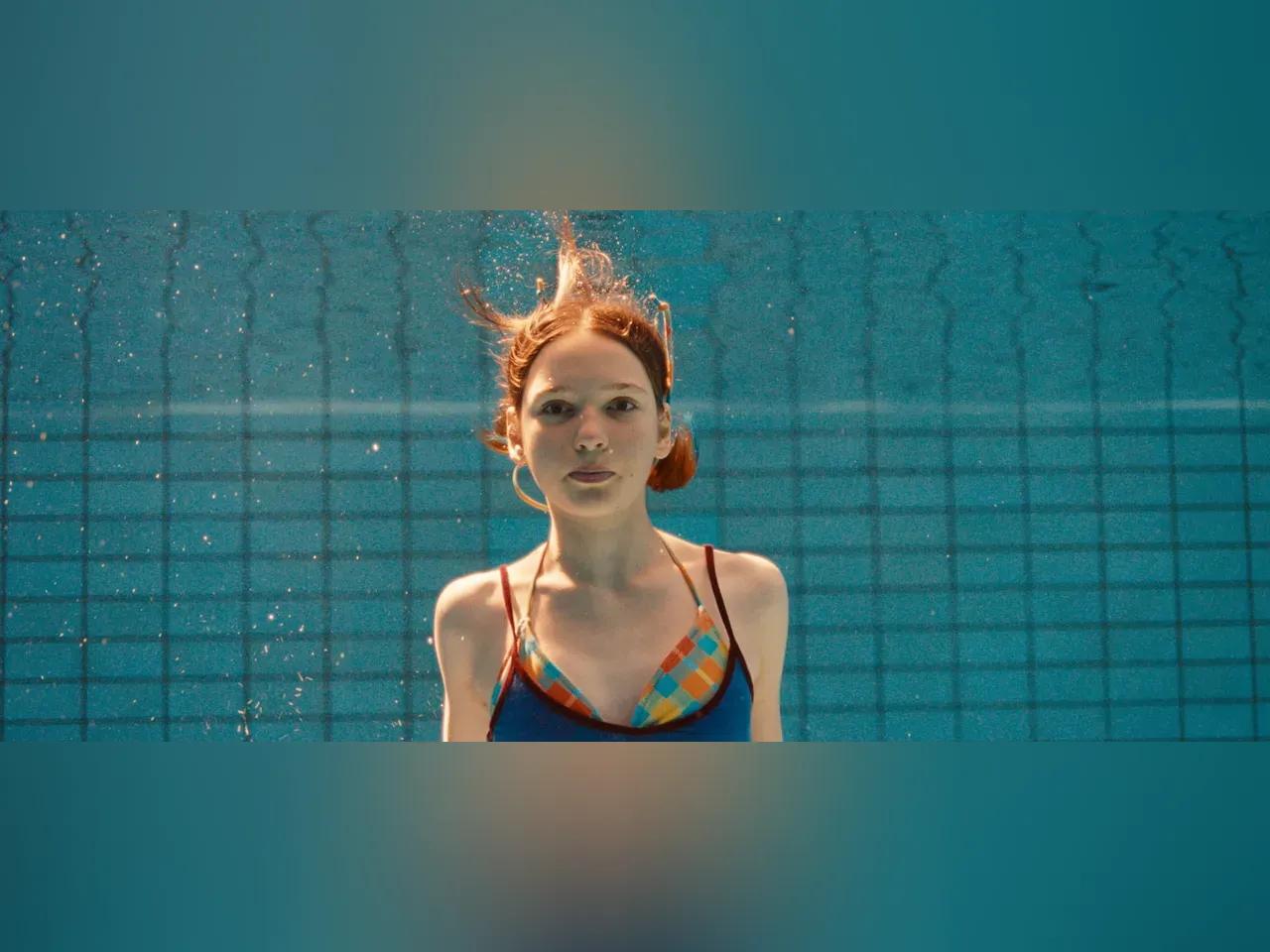 ein Mädchen im Schwimmbecken unter Wasser