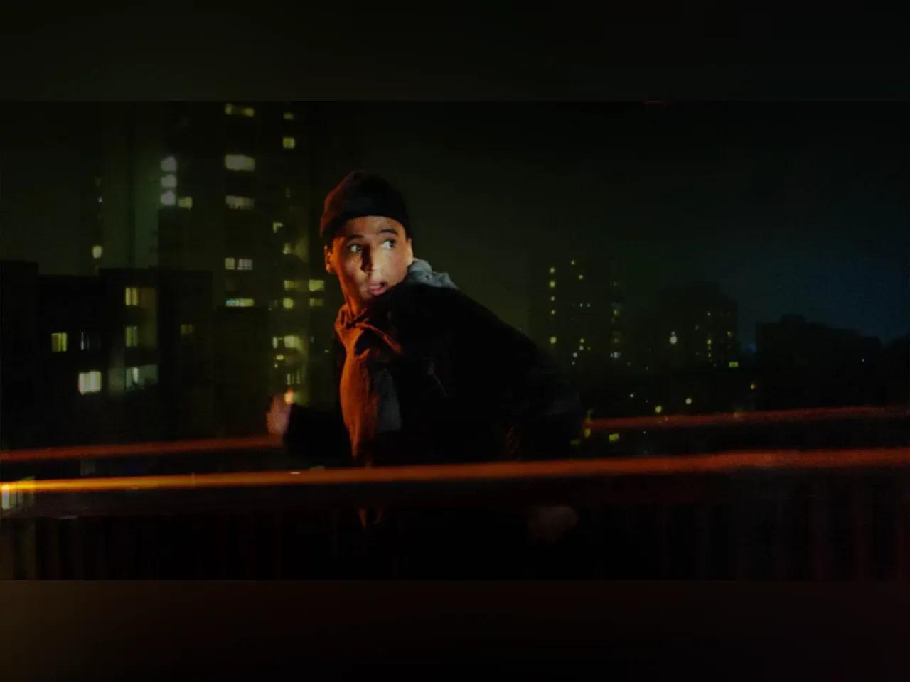 Retrobild in einer dunklen Atmosphäre mit einem jungen Mann, der rennt und nach hinten schaut.
