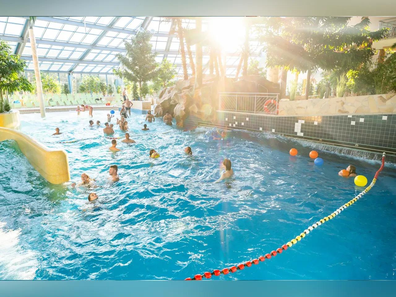 Becken in einem Spaßbad mit badenden Menschen