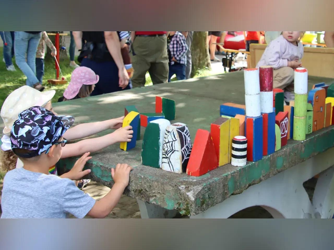 Kinder spielen mit bunten Holzklötzen
