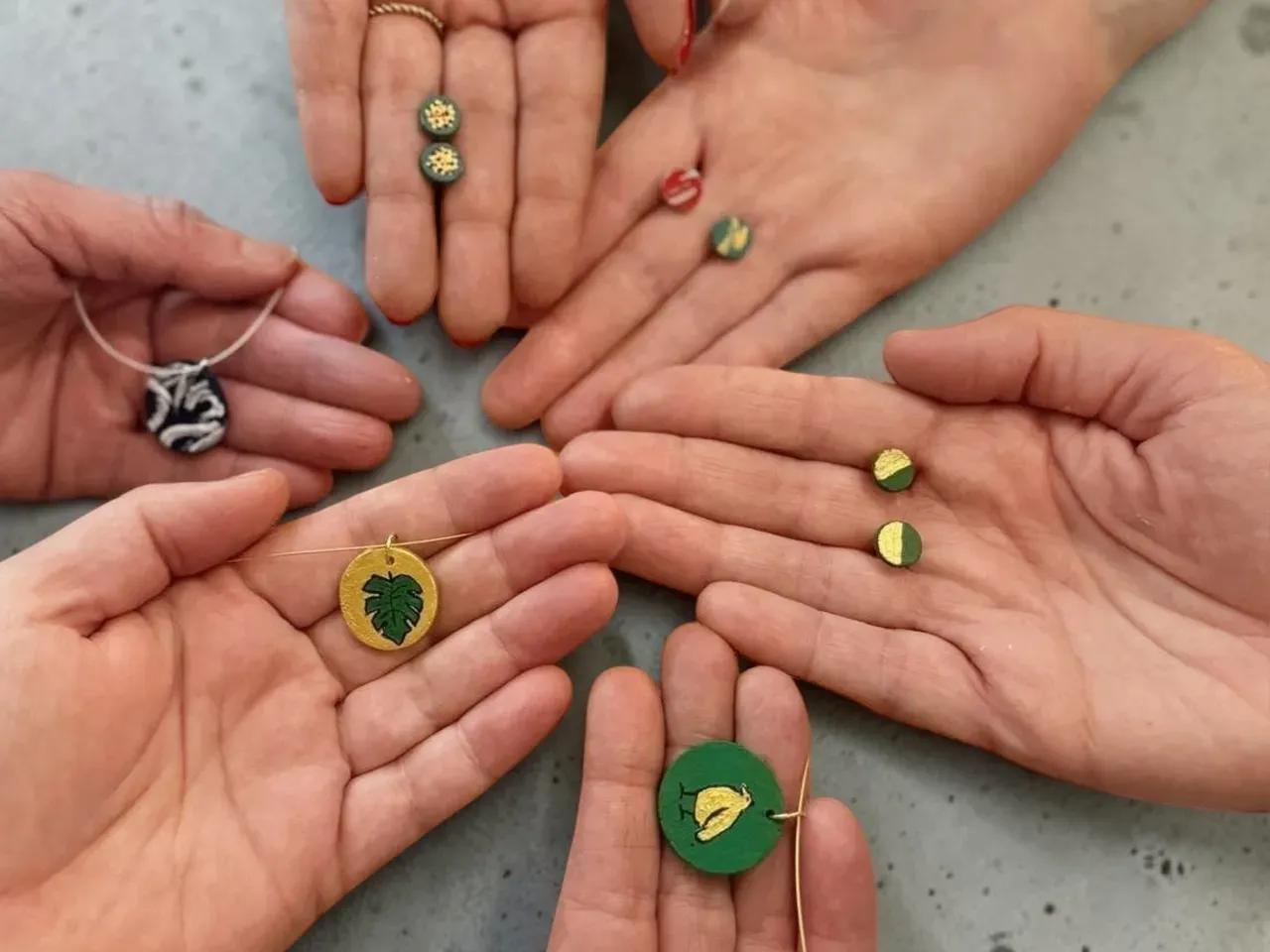 Hände halten Schmuck aus Keramik