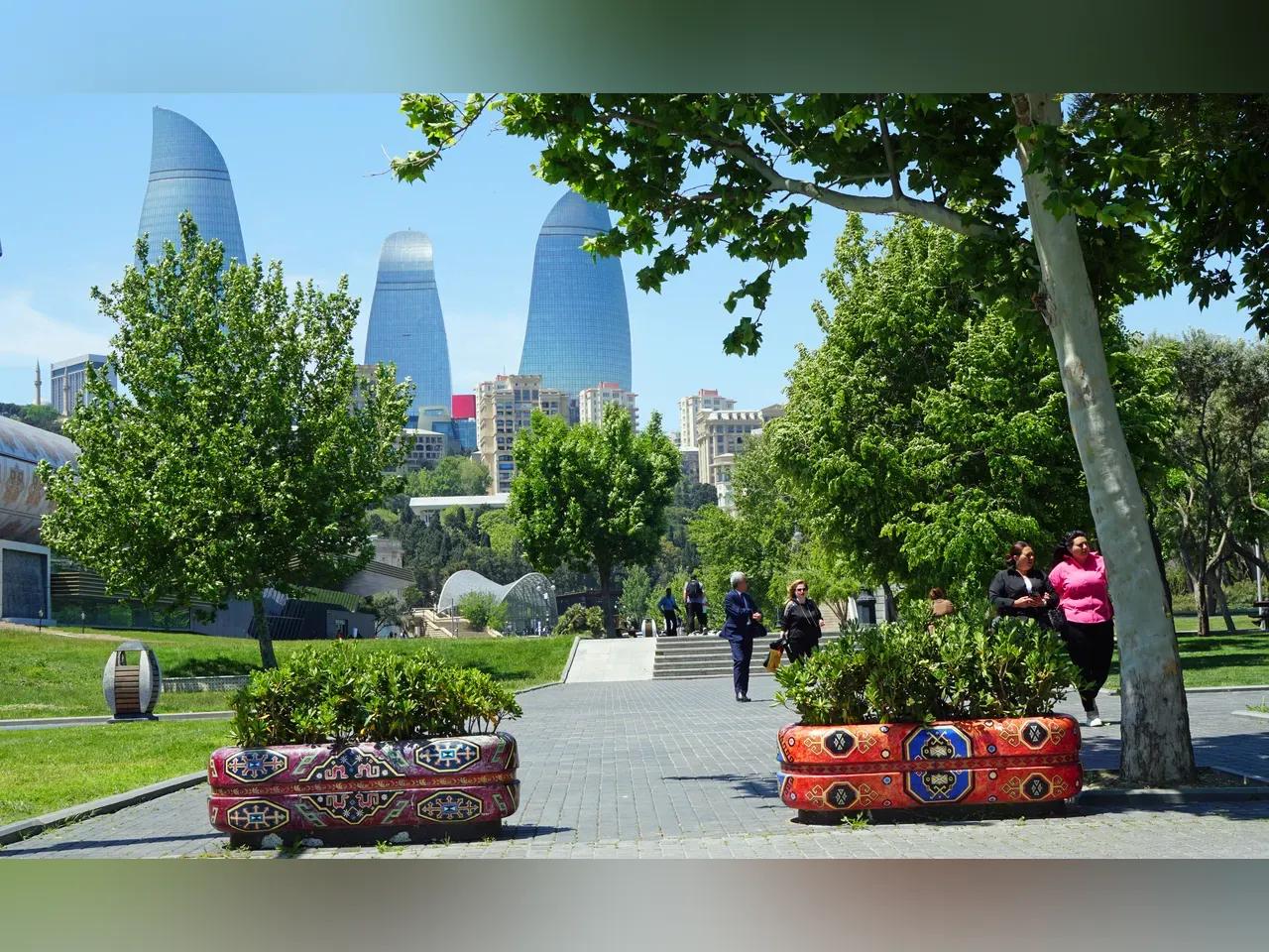 Park in einer Stadt mit Hochhäusern