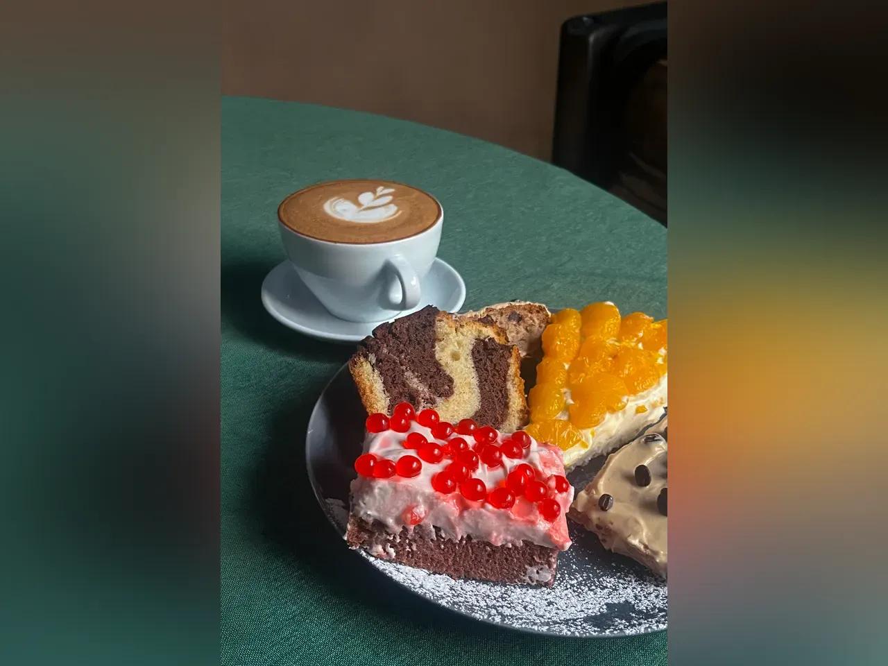 Ein Teller mit Kuchen und eine Tasse Kaffee auf einem Tisch