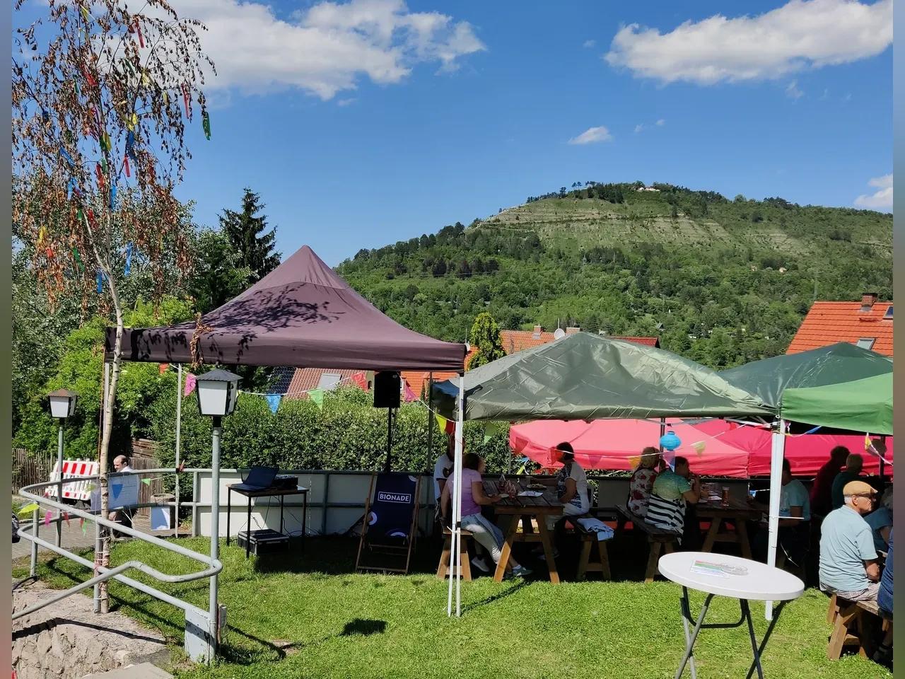 Pavillons bei einem Fest im Grünen