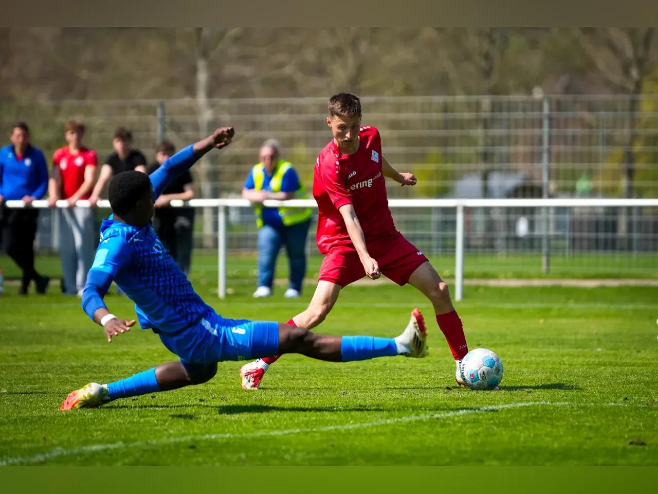 Zwei Fußballspieler kämpfen um den Ball