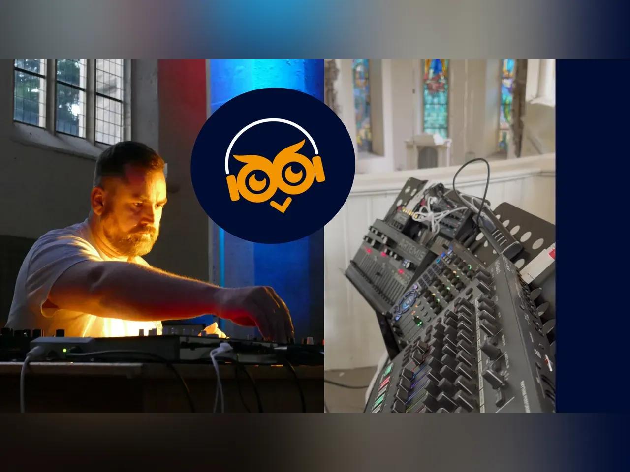 Mensch steht hinter einem elektronischen Musikinstrument mit vielen Rächen und Knöpfen