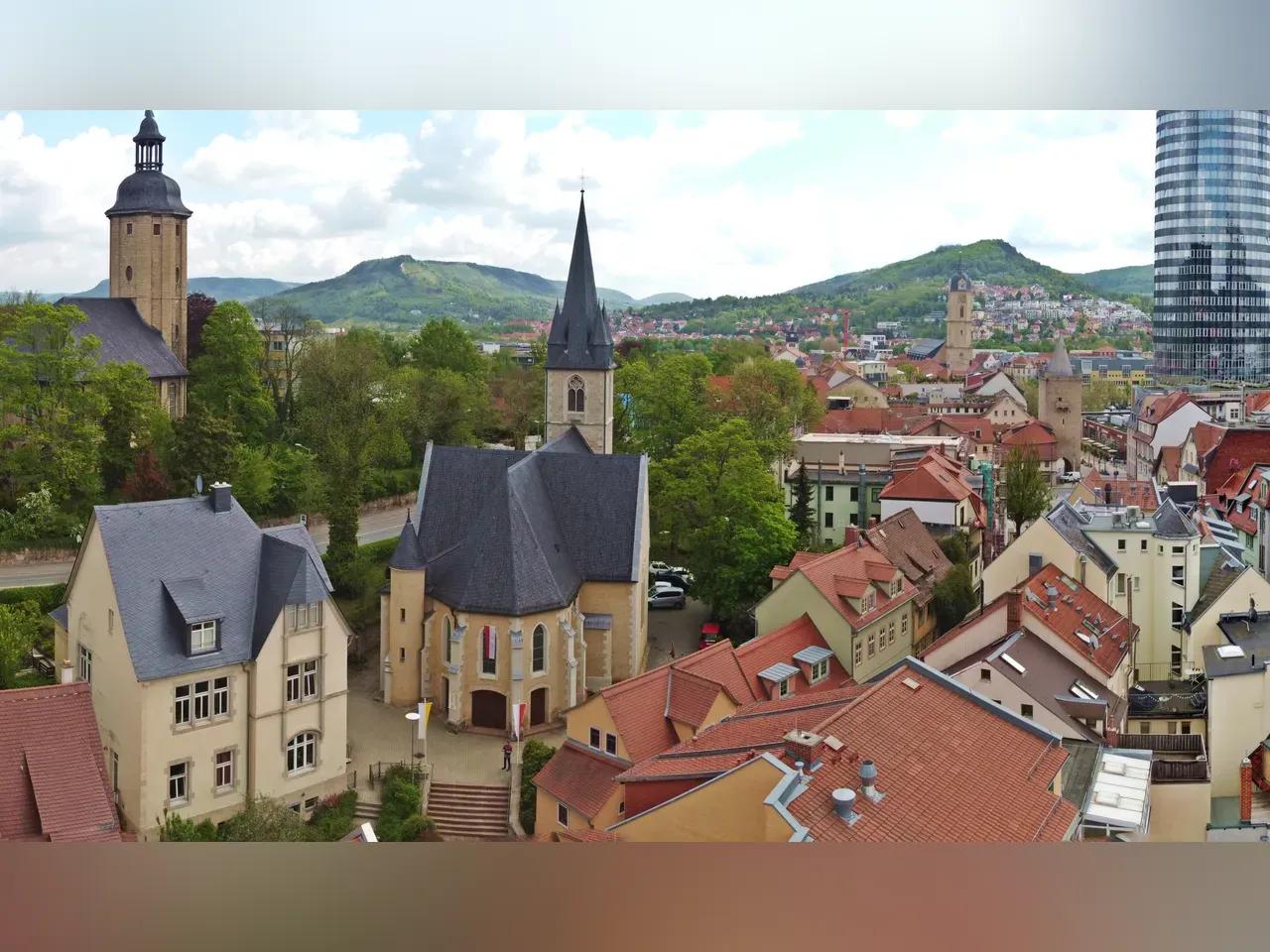 Blick von oben auf die Katholische Pfarrkirche St. Johannes Baptist Jena