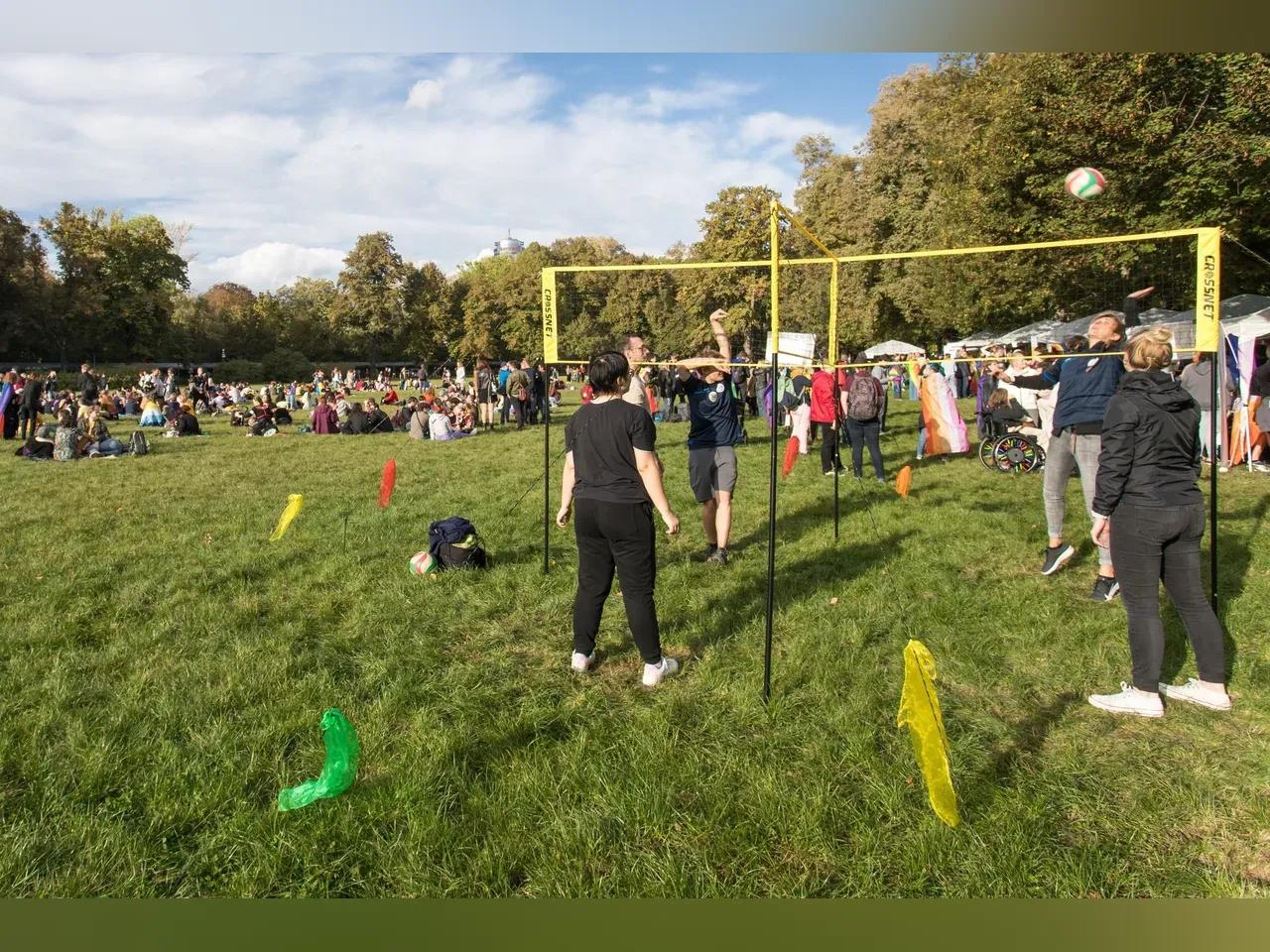 Menschen spielen verschiedene Sportarten auf einer Wiese