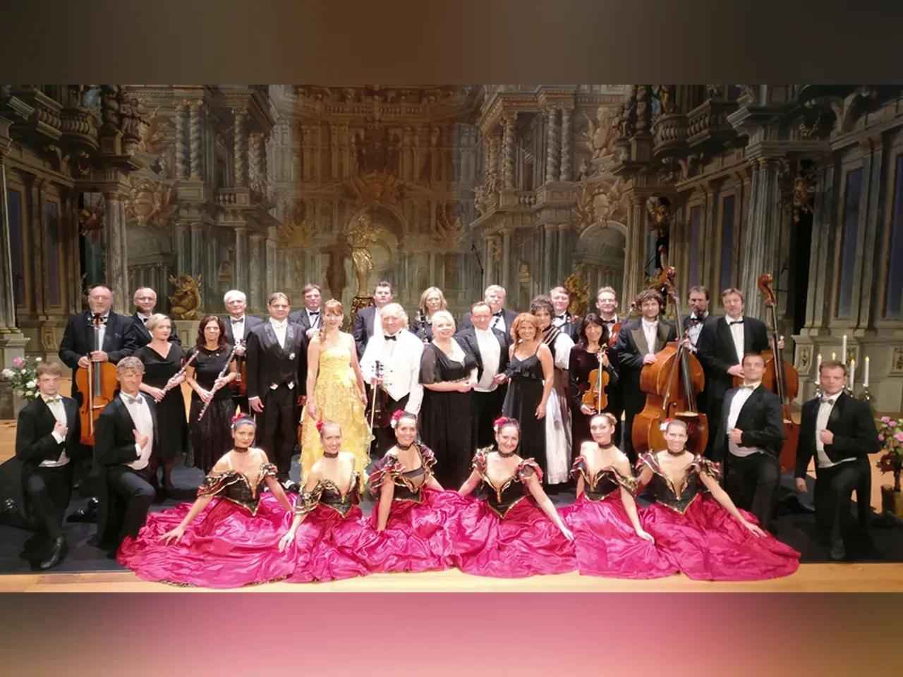 Ensemble mit Musiker:innen und Tänzer:innen