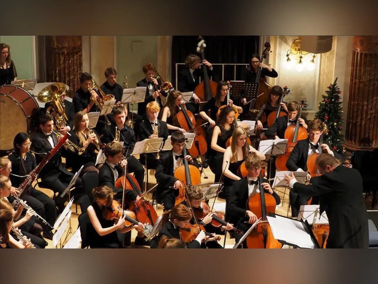Orchester mit jugendlichen Musiker:innen