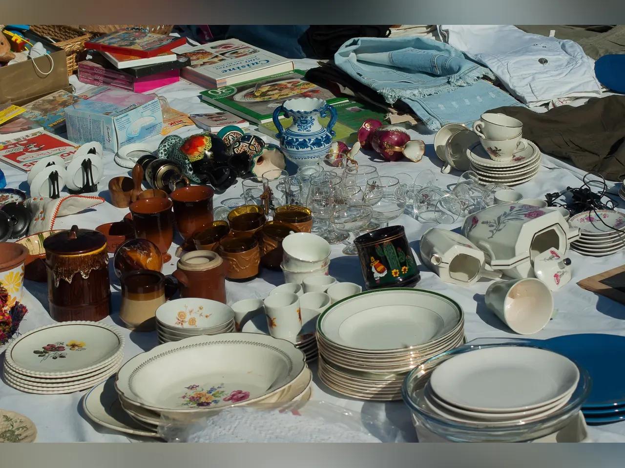 Geschirr und andere Gegenstädne bei einem Flohmarktstand