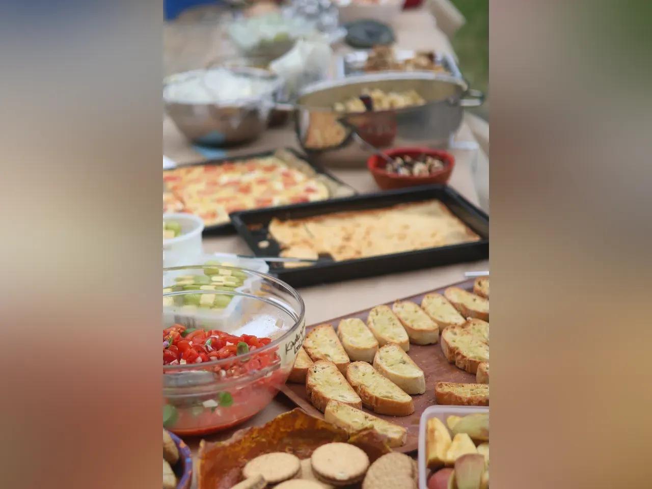 Verschiedenes Essen auf einem Tisch