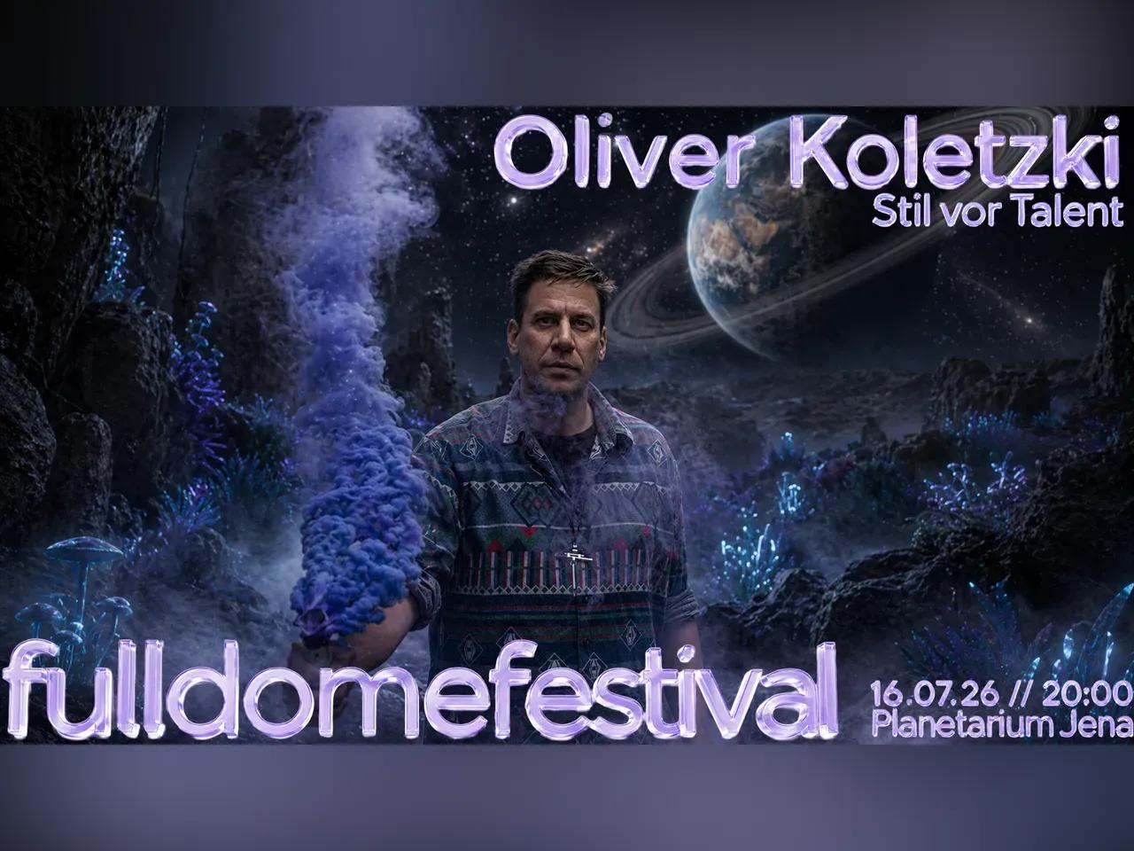 Oliver Koletzki vor kosmischem Hintergrund mit blauer Rauchfackel, Logo des Fulldome Festivals