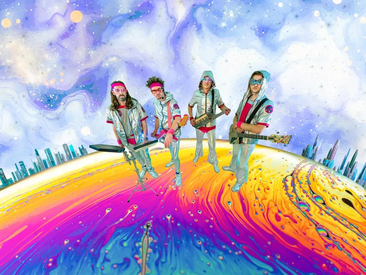 Die Band Launce in silbernen Anzügen vor einer psychedelischen Kulisse