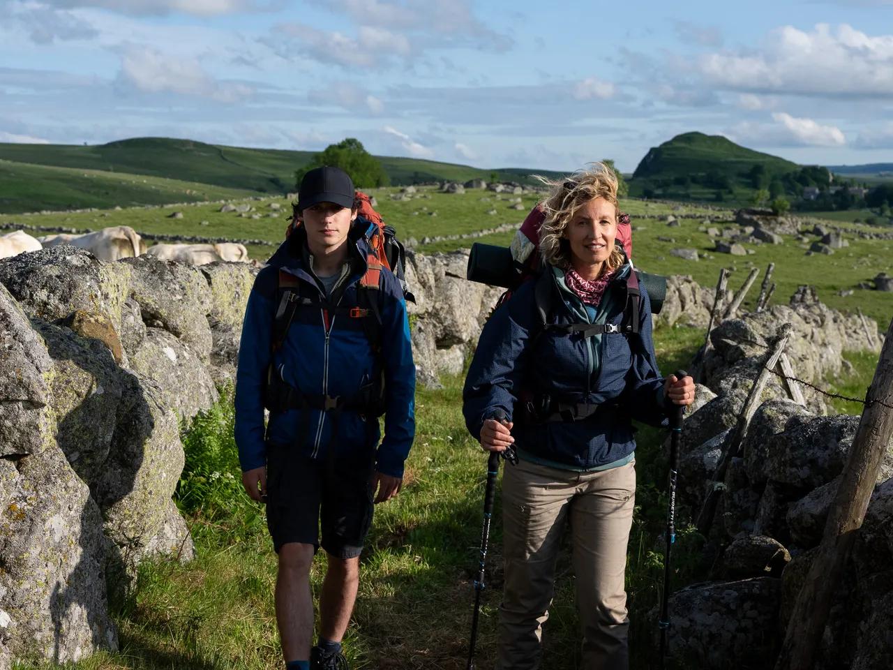 Camino-Therapie7-c-2025Marie-CamilleOrlando-EveyaProductions-PageFilms