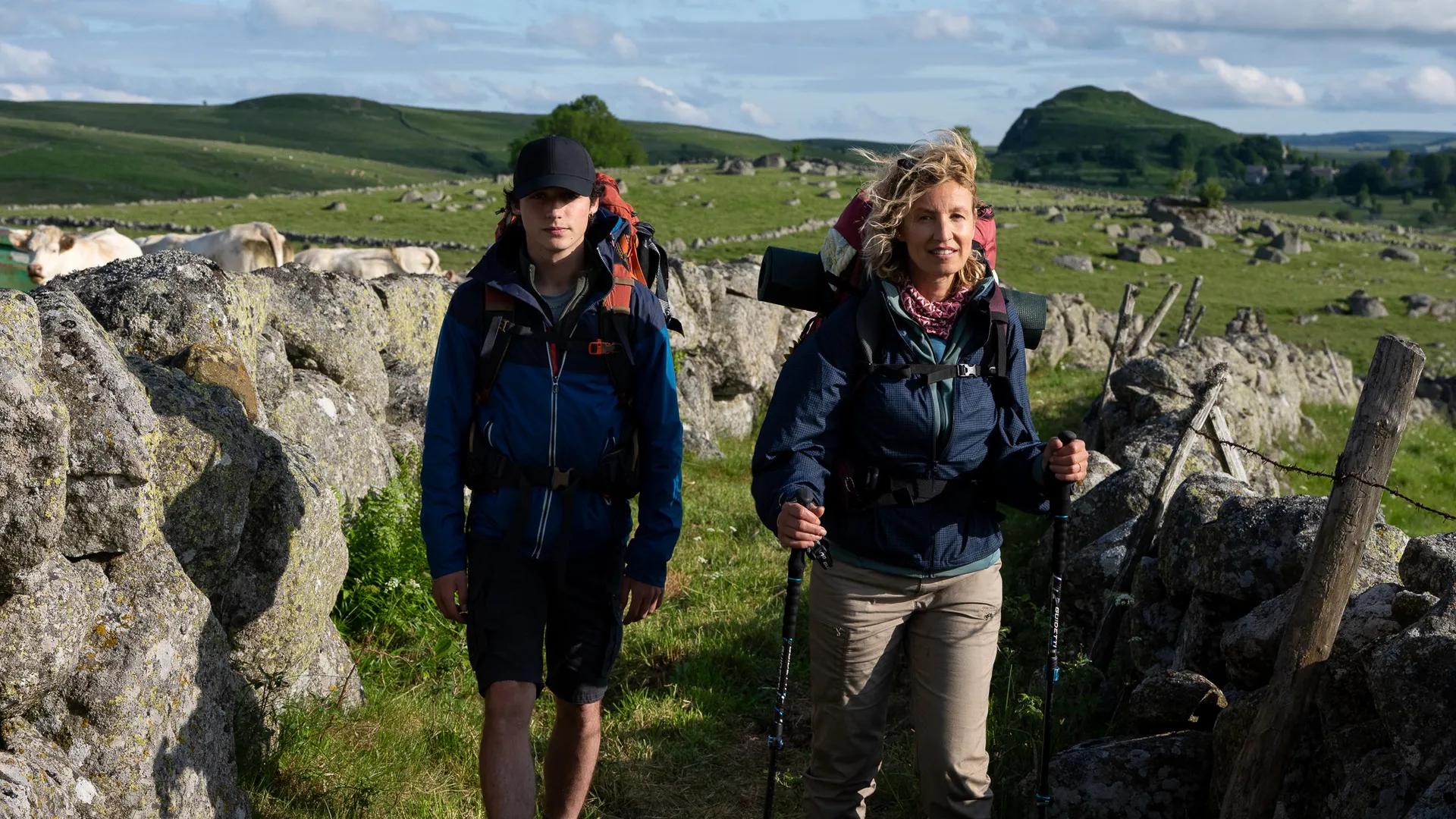 Camino-Therapie7-c-2025Marie-CamilleOrlando-EveyaProductions-PageFilms