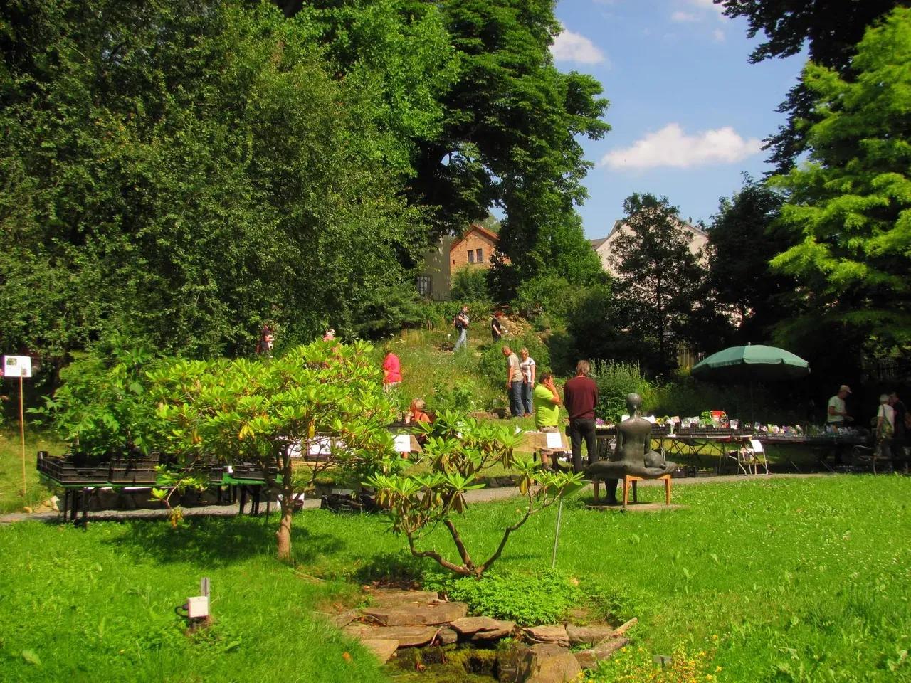 Üppig grüner Botanischen Garten Gera während der Pflanzenbörse