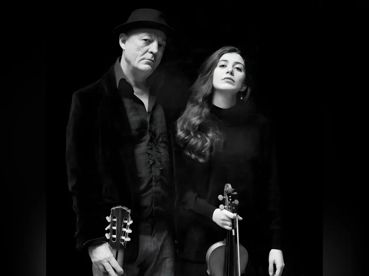 Schwarz-weiß Foto von Oliver Jahn mit Gitarre und Anoush Seferian mit Geige in der Hand