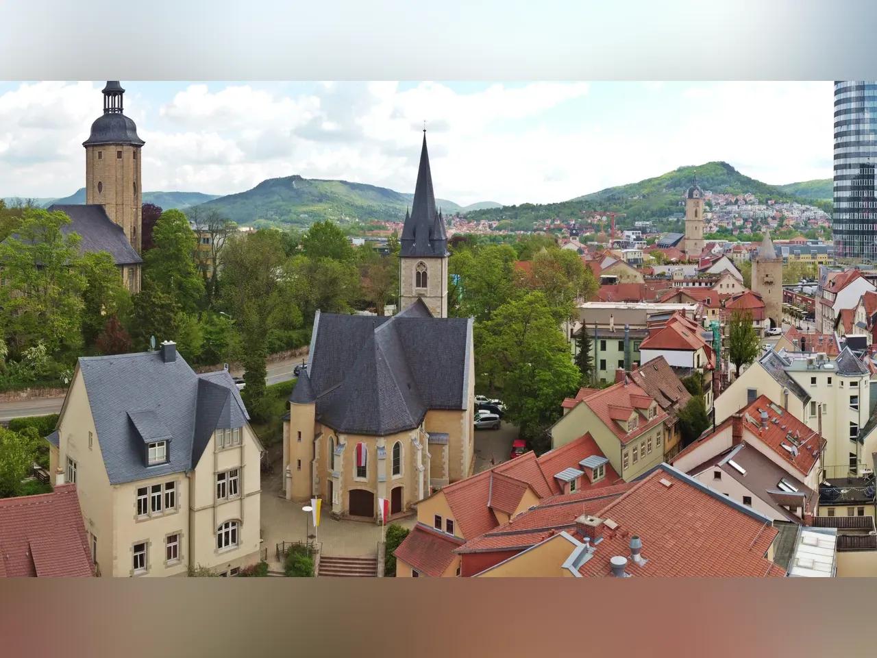 Vogelperspektive auf die katholische Kirche St. Johannes Baptist in Jena mit Blick auf die Innenstadt Jena und im Hintergrund Kalksteinhänge.