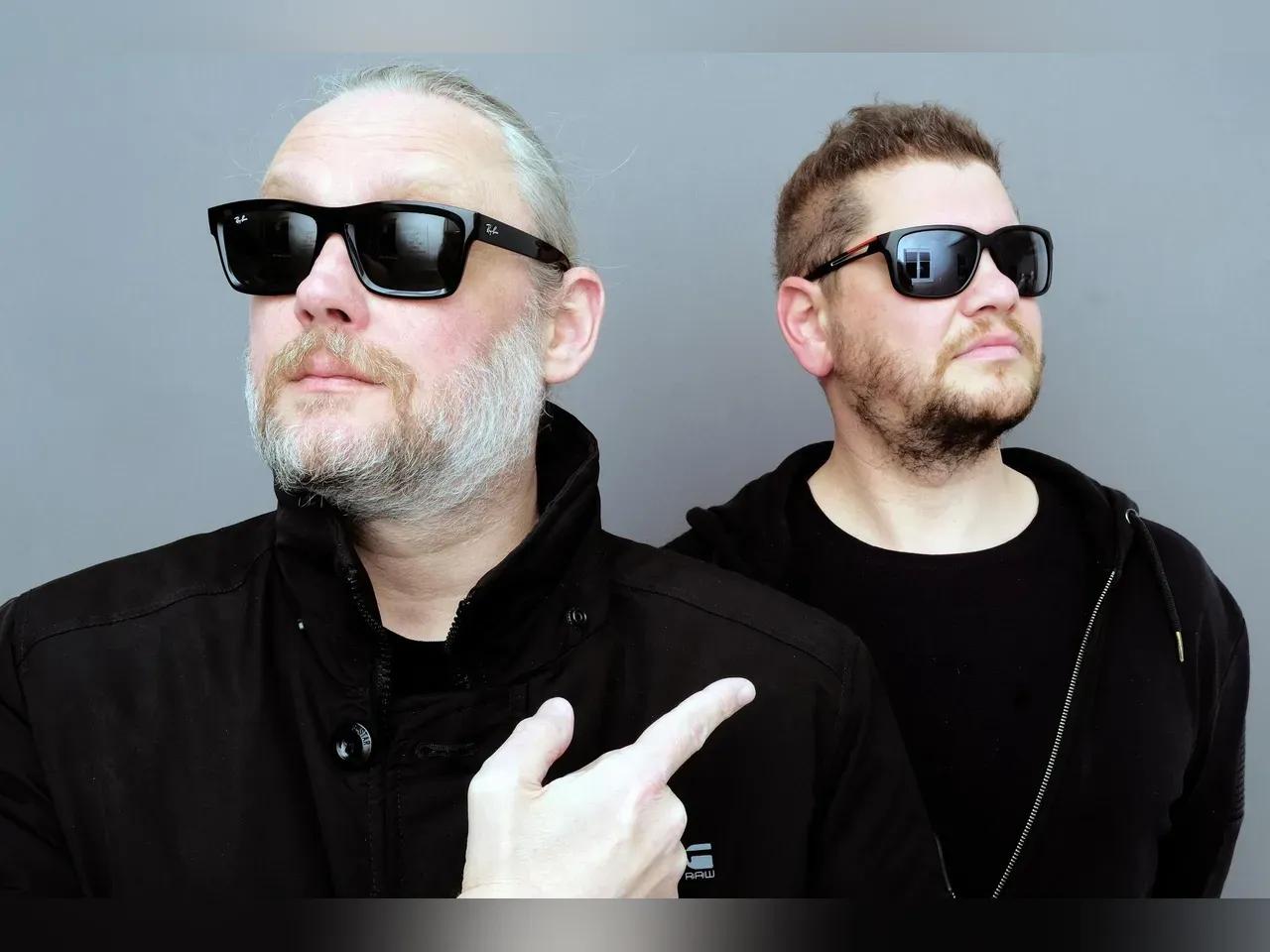  Andreas von Northern Lite und Erik Berger mit dunklen Jacken und Sonnenbrillen