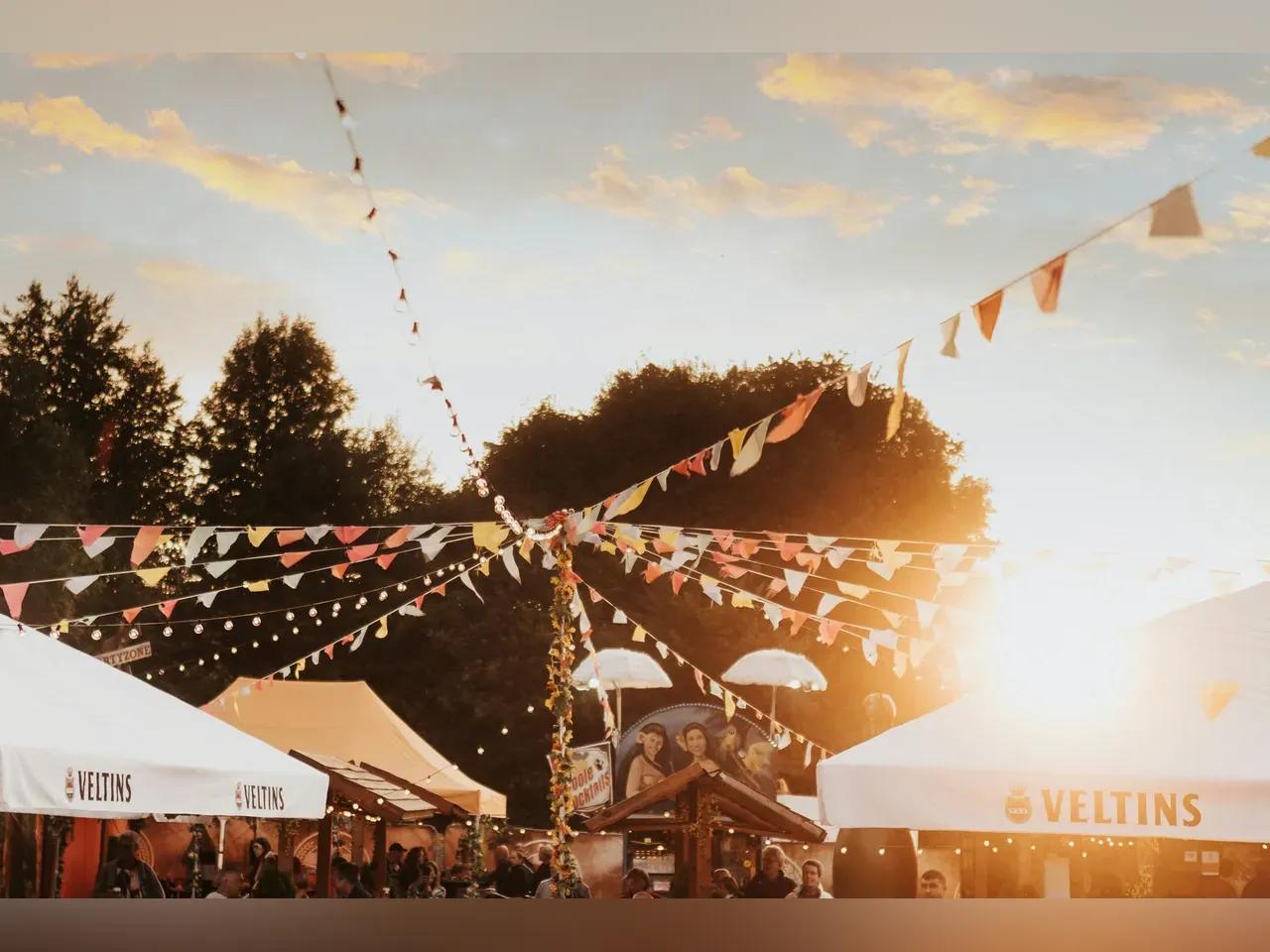 Fest im Freien mit Girlanden und Abendsonne