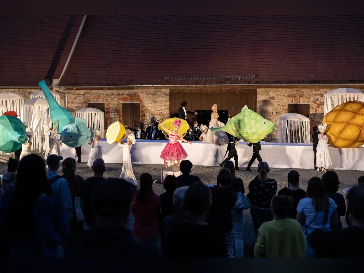 77_Hochzeit_von_Orpheus_und_Eurydike__Kai_Wefer__Aiste_Stankeviciute__Patricia_Felsch__Opernchor__Th%C3%BCringer_Staatsballett__Statisterie_